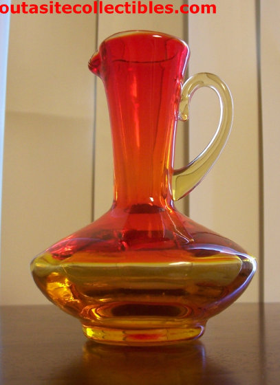 outasite!!_collectibles_amberina_glass_pitcher_hand_blown_5_inch001002.jpg